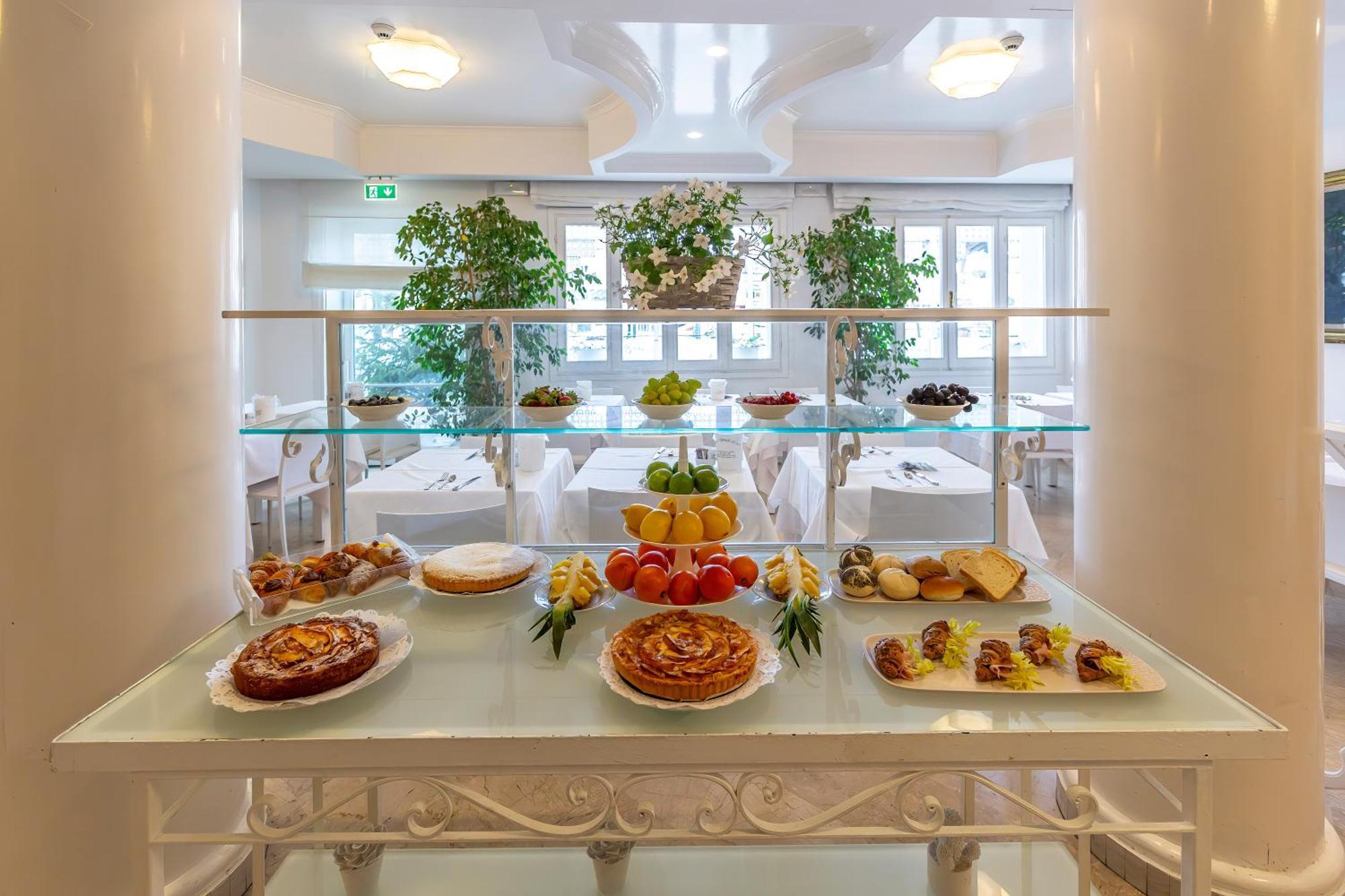 Hotel Al Cavallino Bianco Riccione Exterior photo